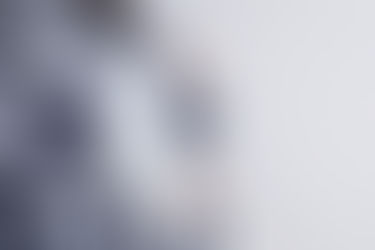 湯たんぽで暖をとる女性