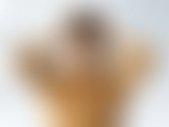 頭を抱える女性