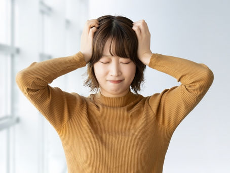 頭を抱える女性