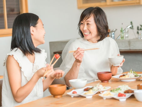 他の師匠に食事を食べる母と娘