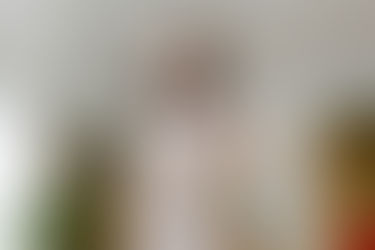 腰をおさえる女性