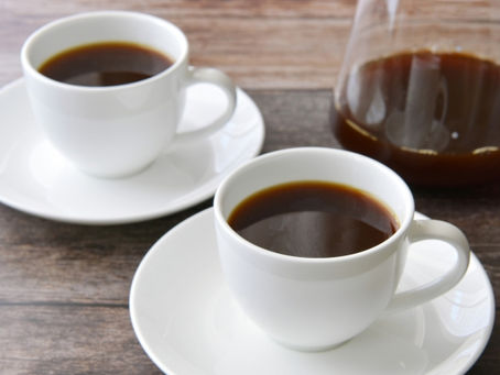 テーブルに並んだ二杯のホットコーヒー