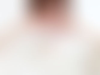 アレルギーで目をこする女性