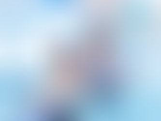 プールに入る高齢の男女