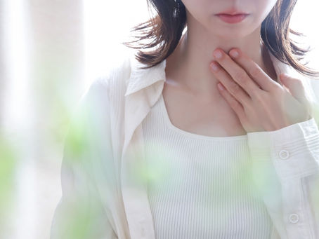 喉に違和感を感じる女性