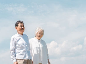 仲良く会話しながら歩く中高年夫婦