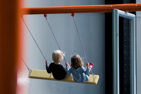 Zwei Kleinkinder schaukeln gemeinsam auf einem Schaukelbrett.
Bild: ©Wix