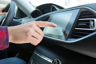 Auto-Dashboard-Bildschirm.webp