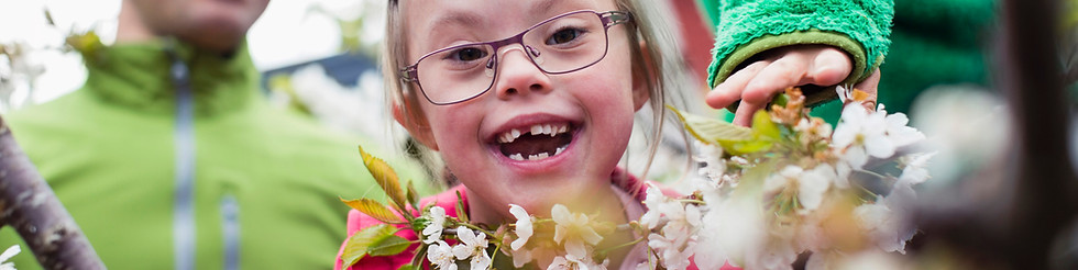 Glückliches Mädchen mit Brille