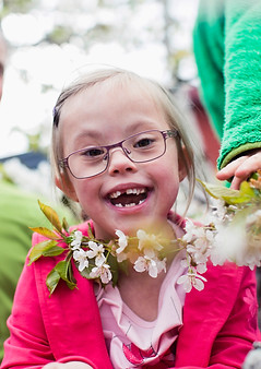 Glückliches Mädchen mit Brille