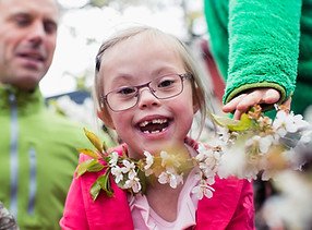 Fille heureuse avec des lunettes
