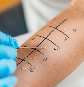 medico che osserva esami immunologici (2).jpg