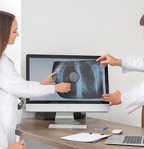 medico che osserva esami immunologici (6).jpg