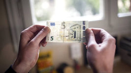 Έλληνας εικαστικός γίνεται θέμα στη Wall Street Journal ζωγραφίζοντας την κρίση πάνω σε ευρώ