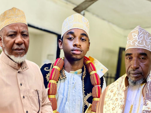 Le 12 février 2026, un jeune d’origine bouenindi, de la région de Hamanvou, du nom de Toihir Ali Soueffou Nouhou, a été honoré après avoir mémorisé le Saint Coran.