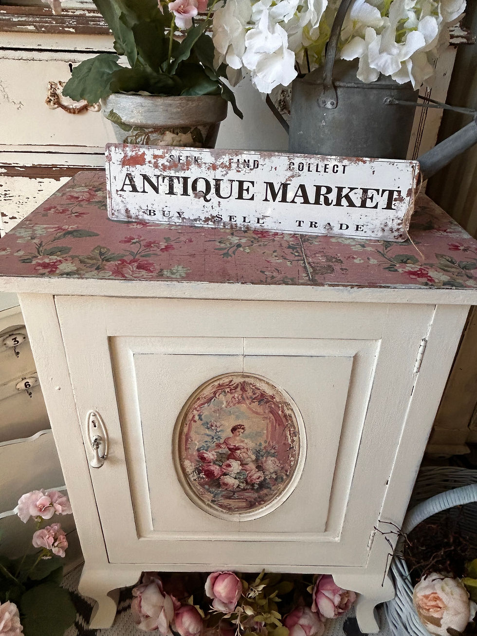 Thumbnail: Vintage Cabinet 