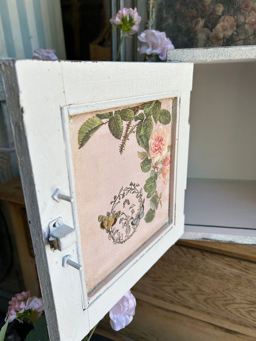 Thumbnail: Vintage shaving Box with shelf 