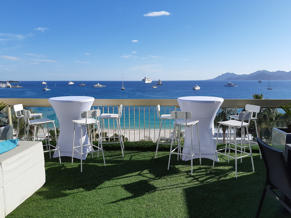 Terrasse ensoleillée donnant sur la Croisette à Cannes avec vue sur la mer.