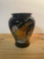 Vase en céramique noire style japonais avec faisan doré et motifs floraux décoratifs