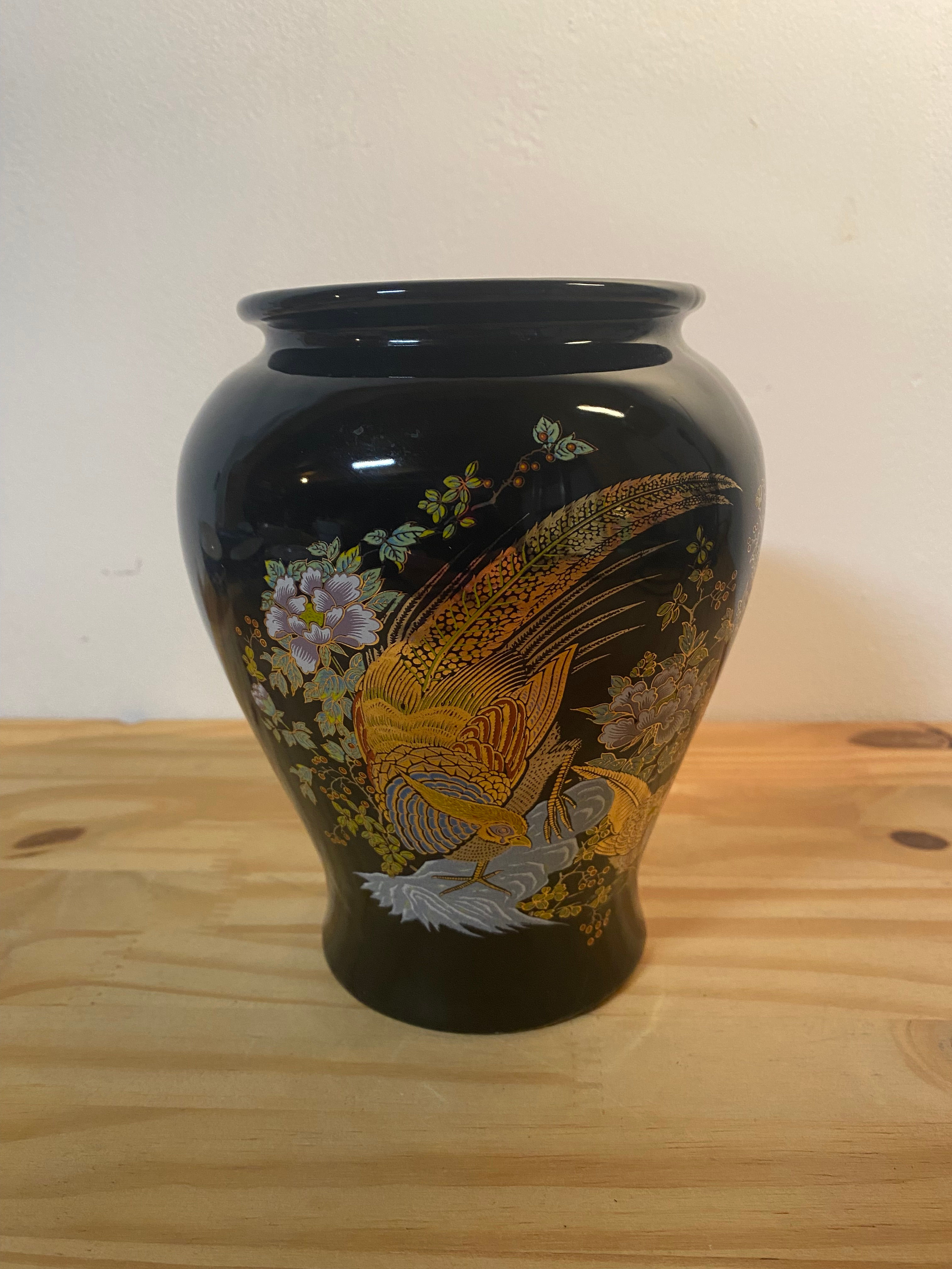 Vase en céramique noire style japonais avec faisan doré et motifs floraux décoratifs