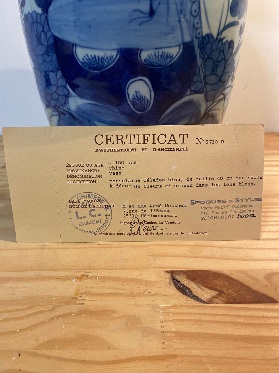 Miniature : Vase balustre en porcelaine de Chine bleu et blanc à décor floral bleu cobalt