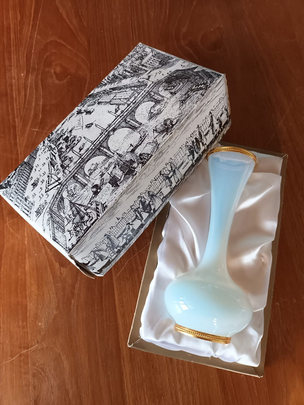 Vase soliflore en opaline vintage, verre blanc laiteux brillant, design élégant et minimaliste, idéal pour une fleur unique o