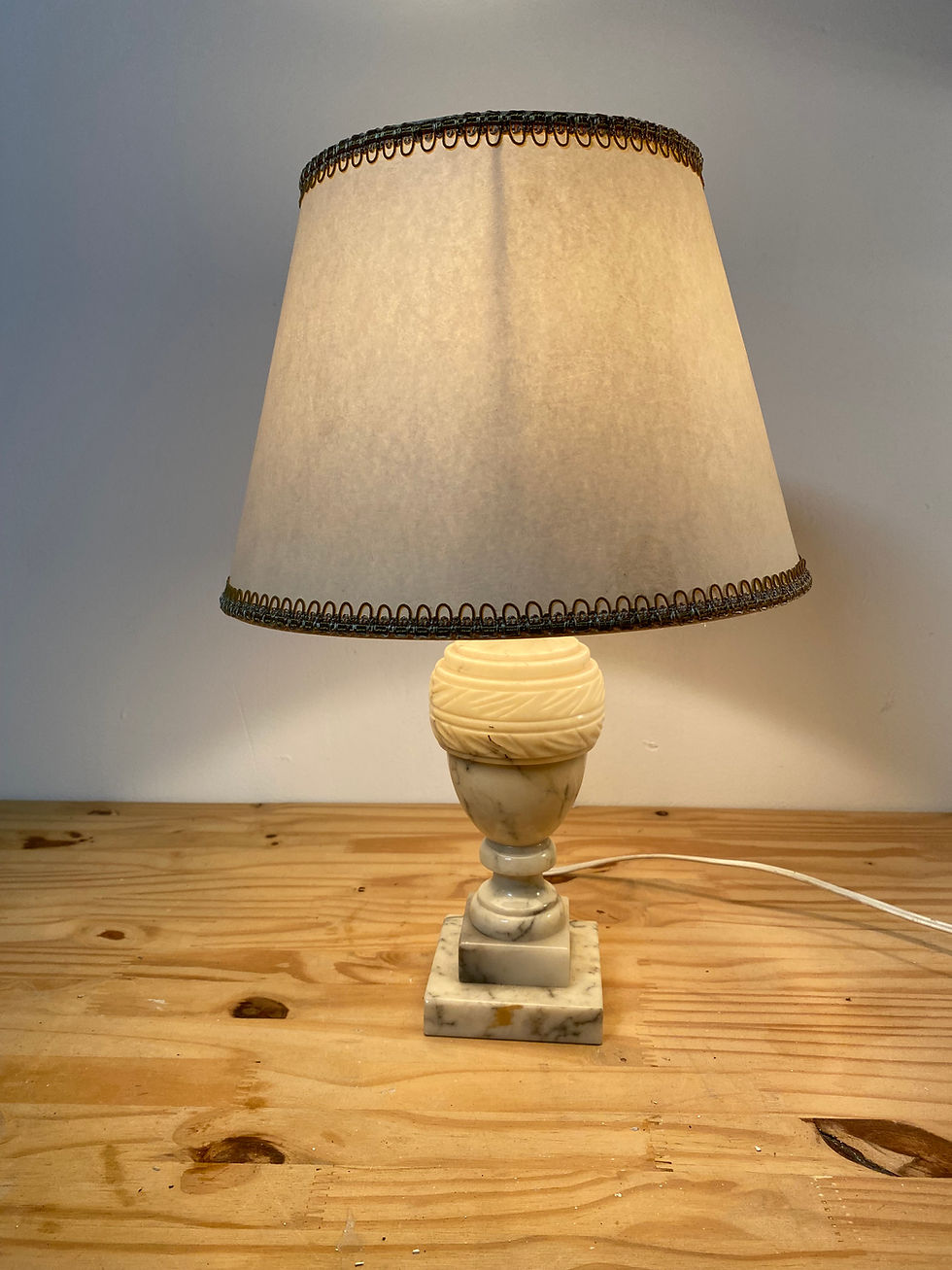 Miniature : Lampe à poser en albâtre blanc veiné, luminaire décoratif vintage