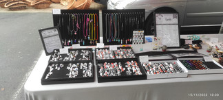 Notre stand : Colliers et bagues. Collier acec des pendentifs en forme de coeur, croix ou baguettes en pierre véritable à 5€, et desanneaux en acier inoxydable, antiallergene à 2€, des anneaux en pierre véritable à 4€ et des baques montées à 5€