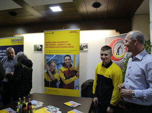 Junge Arbeitssuchende stehen bei Job-Messe Schlange