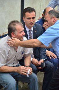 ŞEHİT HABERİNİ ALAN BABA NEVZAT YELKENCİ İSE GÜÇLÜKLE AYAKTA DURDU. BABA YELKENCİ, “EN SON AKŞAM GÖRÜŞTÜK. 6 SENEDİR ORADA GÖREV YAPIYORDU. KÜÇÜKLÜKTEN BERİ POLİS OLMAK İSTİYORDU. KADERİ BUYMUŞ. CENABI ALLAH’IN TAKDİRİ” DEDİ. (SERTAÇ ÖZDEMİR/ZONGULDAK-İHA)