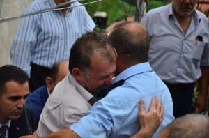 ŞEHİT HABERİNİ ALAN BABA NEVZAT YELKENCİ İSE GÜÇLÜKLE AYAKTA DURDU. BABA YELKENCİ, “EN SON AKŞAM GÖRÜŞTÜK. 6 SENEDİR ORADA GÖREV YAPIYORDU. KÜÇÜKLÜKTEN BERİ POLİS OLMAK İSTİYORDU. KADERİ BUYMUŞ. CENABI ALLAH’IN TAKDİRİ” DEDİ. (SERTAÇ ÖZDEMİR/ZONGULDAK-İHA)