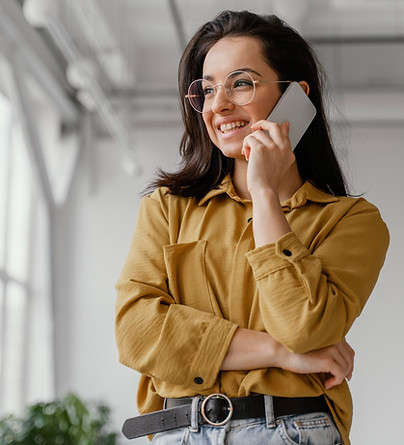 empresaria-falando-em-seu-smartphone_edi