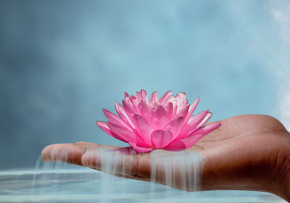 L Îlessental - L éveil des 7 sens MASSAGE Diallo Caen-notre-philosophie-BIEN ETRE-main-lot