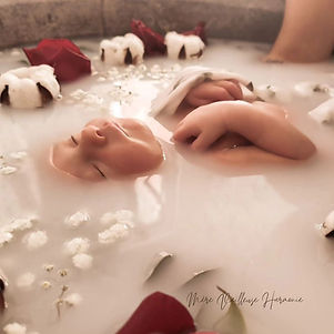 Bain bébé, bain fleurie, bain de lait, photographe nouveau-né