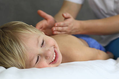 Massage sur table enfant