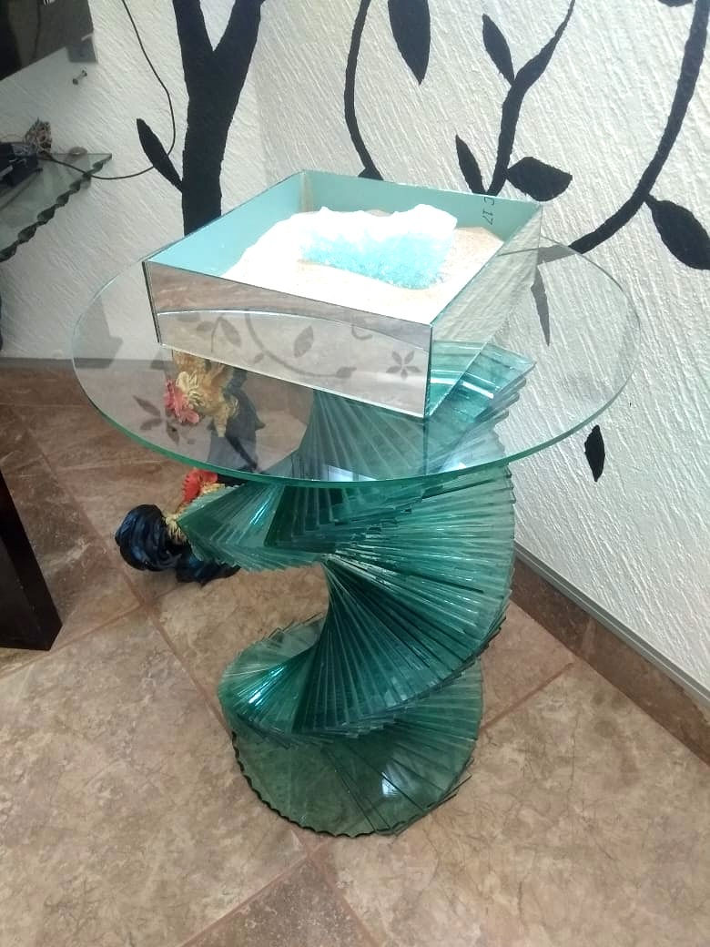 Mesa auxiliar, base espiral de vidrio