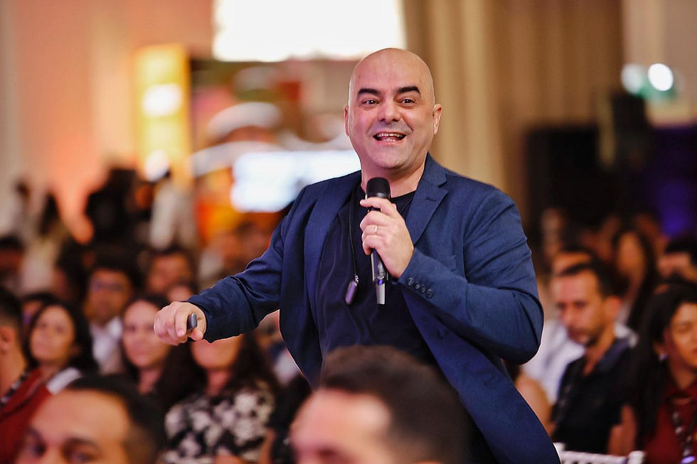 Leandro Branquinho, especialista em vendas e liderança, com mais de 20 anos de experiência em palestras por todo o Brasil. Foto por Breno Rocha
