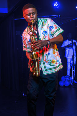 Yommy Sax
