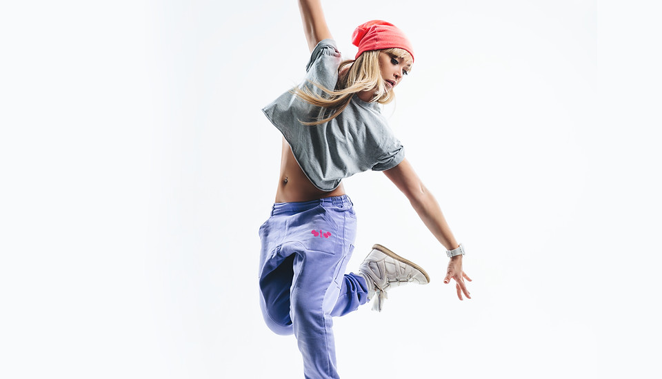 danse en pantalon violet