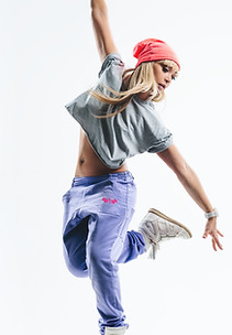 danse en pantalon violet