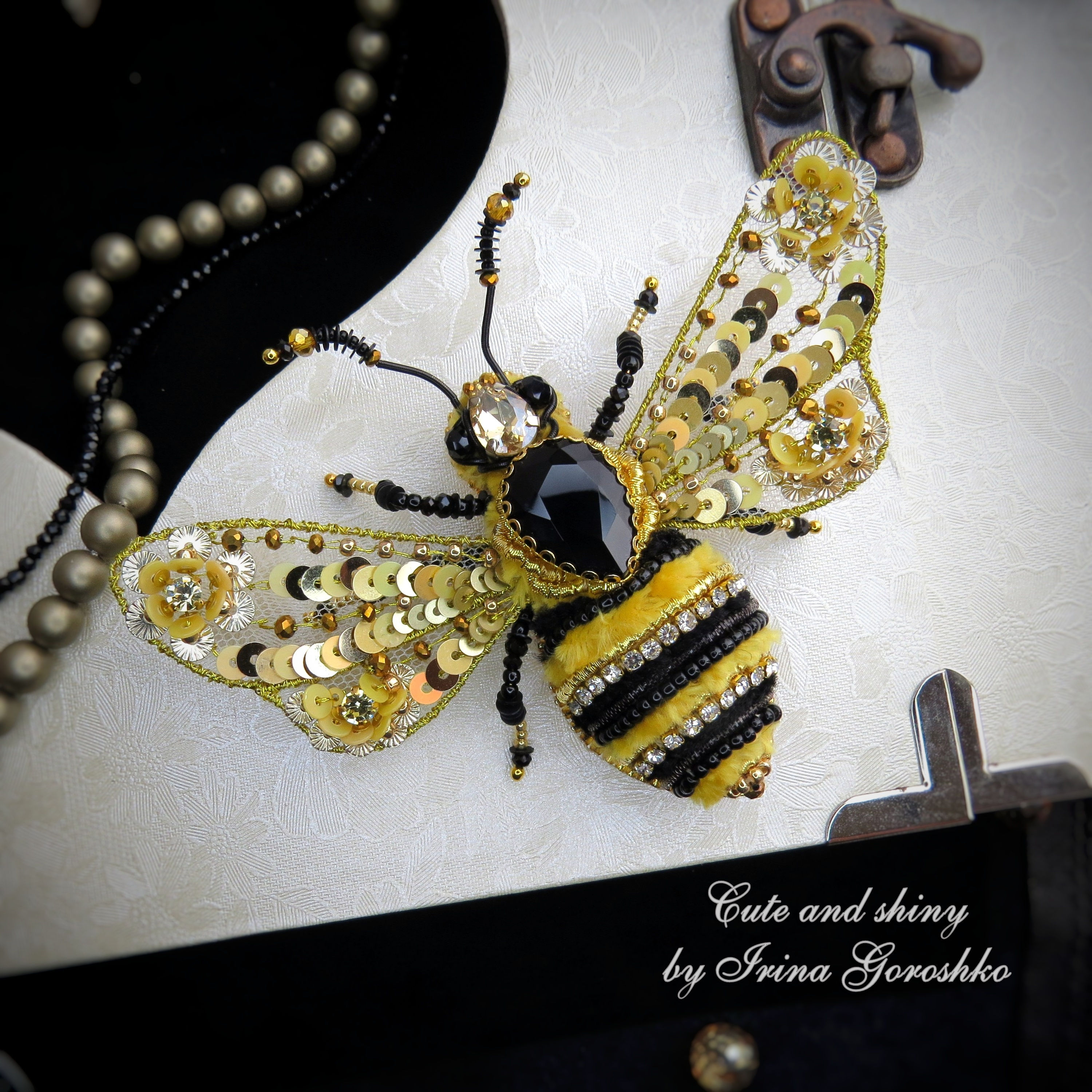 Брошь из бисера "Пчела"/ Beaded brooch Bee