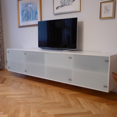 2.15 TV komoda v lakovaném provedení v kombinaci s mléčným sklem.png