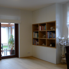 2.18 Knihovna v kombinaci dýhy a barvy.png