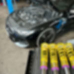 Blick über 4 Stoßdämpfer in eine geöffnete Motorhaube