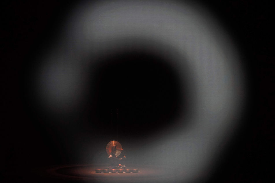 曾文通儀式劇場- 《黑天幻日》劇照3 Photo of ritual theatre by Tsang Man-tung "Metempsychosis" 3