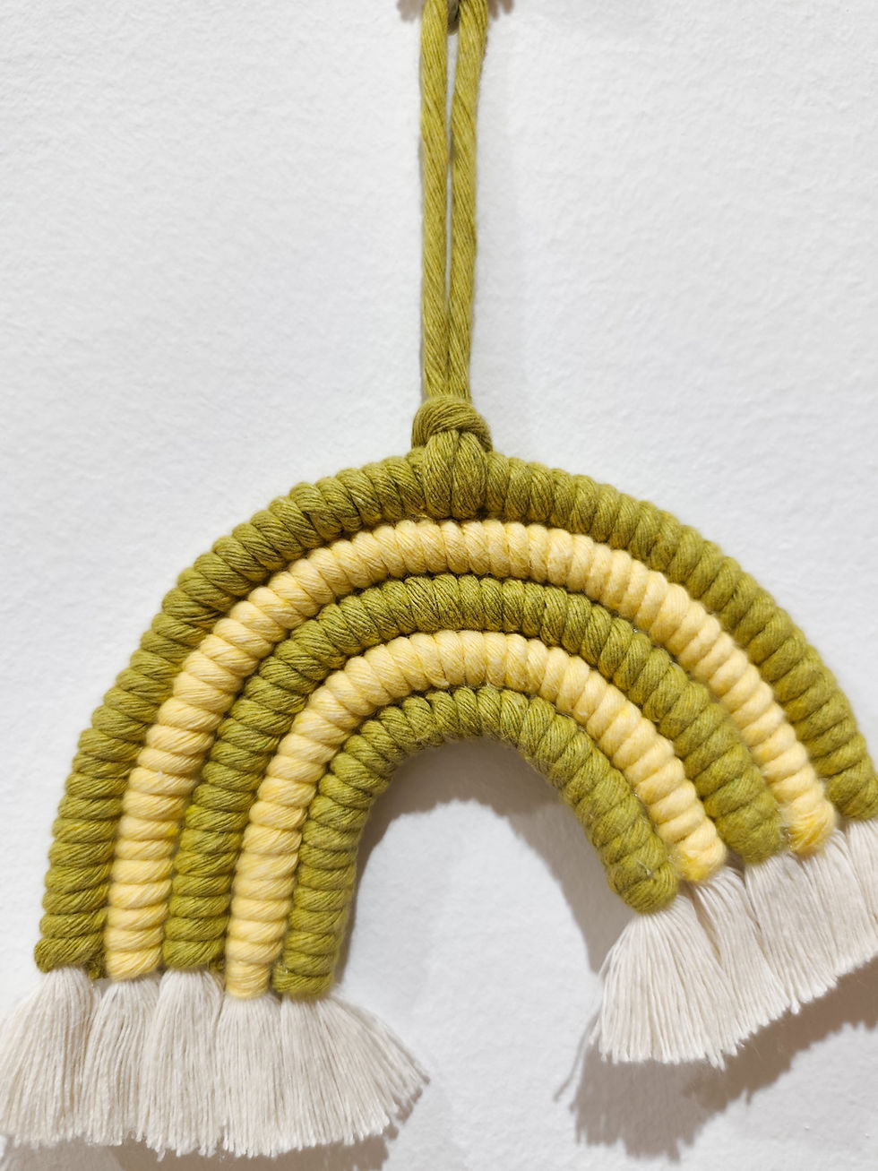 Miniatura: Arcoíris de Macramé Hecho a Mano con Hilo Reciclado. vista habitación