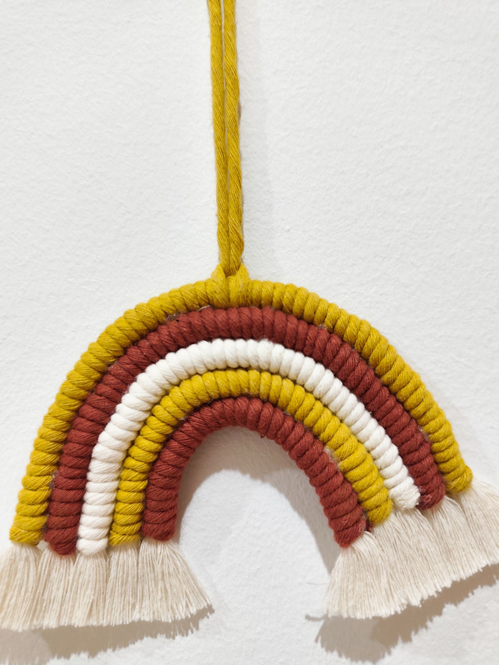 Miniatura: Arcoíris de Macramé Hecho a Mano con Hilo Reciclado. vista habitación