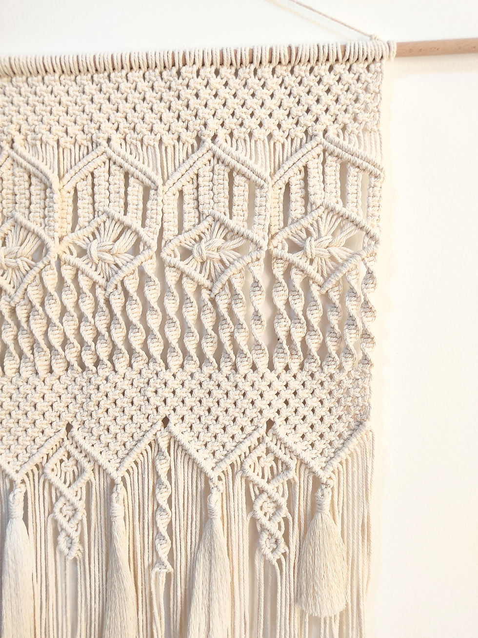 detalle Tapiz de macramé cuadrado decoración sostenible y artesanal