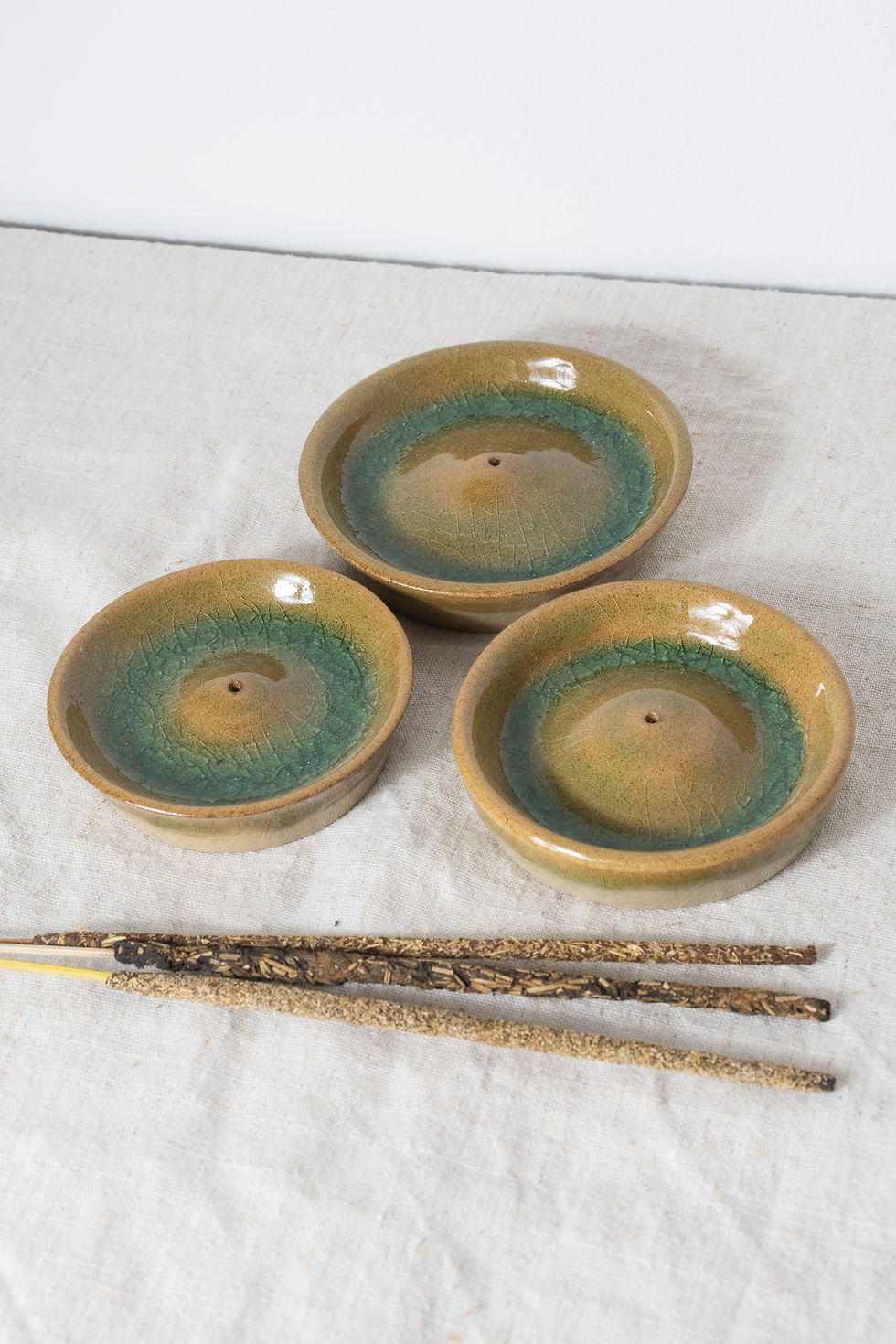 Porta incienso de cerámica hecho en arcilla toffee y esmaltes libres de tóxicos