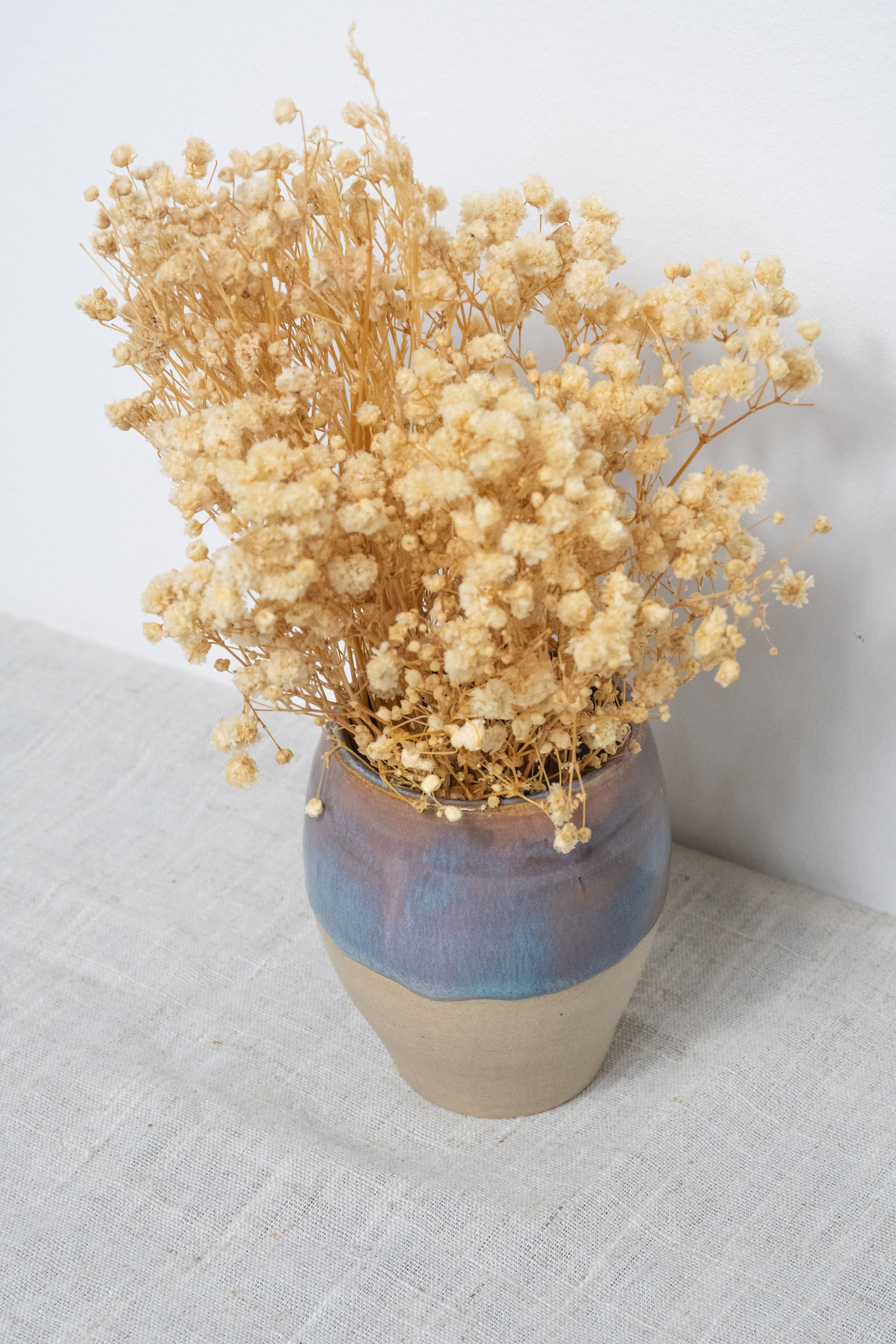 Jarrón gres hecho en torno alfarero. Esmaltado en tonos galaxia.